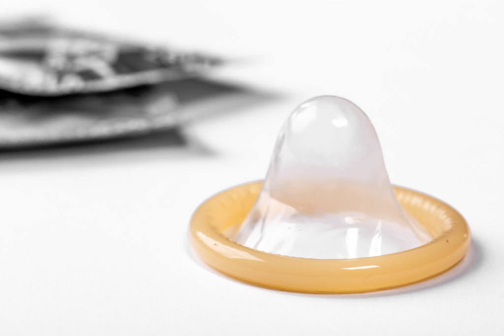préservatif posé sur un fond blanc